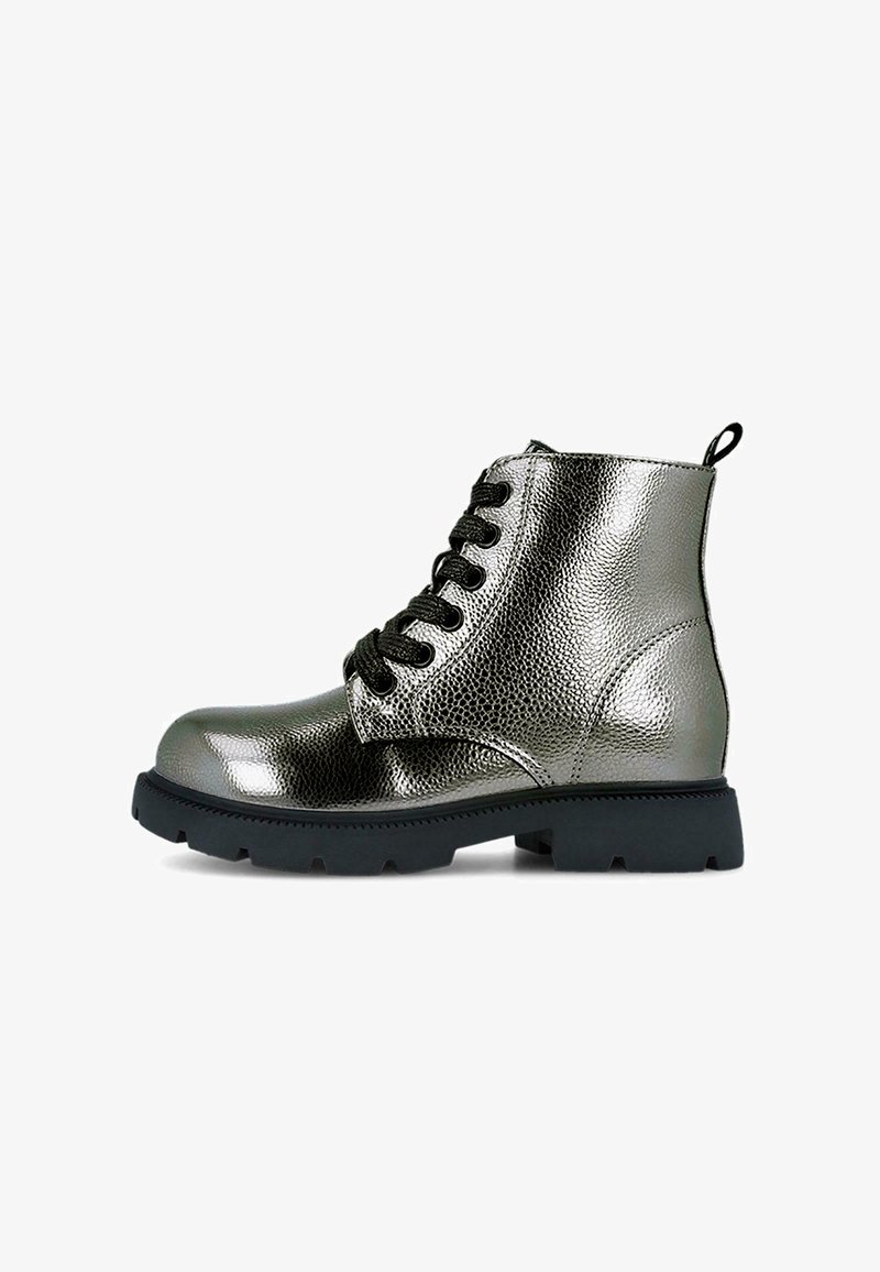 Botas de tobillo plateadas metálicas con un acabado texturizado, cordones negros, punta redonda y una suela negra robusta. Cuenta con una lengüeta en el talón.