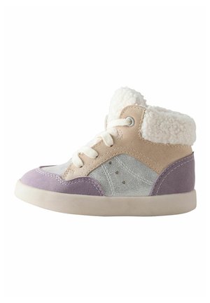 Lillebarns høje sneaker med beige, sølv og lilla paneler, hvide snørebånd og en blød hvid fleecekrave.