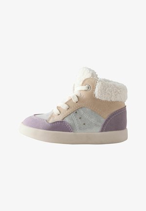 Lillebarns høje sneaker med beige, sølv og lilla paneler, hvide snørebånd og en blød hvid fleecekrave.