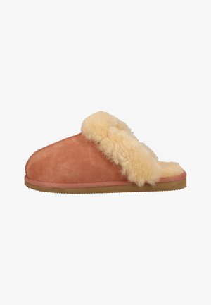 Tan ruskinds-slipper med beige faux fur-foring, åben tå-design, afrundet form og flad gummisål. Syninger langs sømmene.