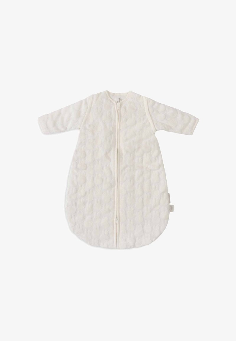 Sac de couchage pour bébé matelassé en blanc avec des manches longues, fermeture éclair à l'avant et fond arrondi ; présente un motif de lapin discret sur l'ensemble.