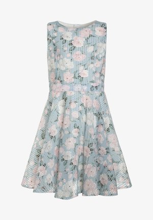 Letnia sukienka w kwiaty w jasnoniebieskim kolorze z dopasowanym górnym krojem i rozkloszowaną spódnicą. Wzór białych i różowych róż na teksturowanej koronkowej tkaninie.