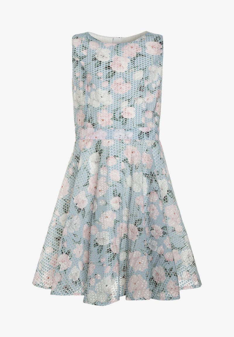 Robe d'été fleurie en bleu clair avec un corsage ajusté et une jupe évasée. Présente des motifs de roses blanches et roses sur un tissu en dentelle texturé.