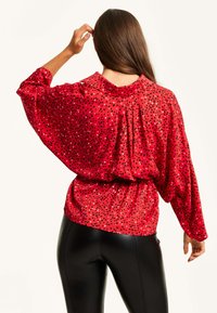 Liquorish HEART PRINT WITH LONG SLEEVES AND TIE WAIST - Button-down blouse - red