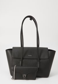 Sac fourre-tout en cuir noir avec une finition texturée, doté de deux longues poignées, d'une fermeture à rabat et d'une petite poche détachable avec une chaîne.
