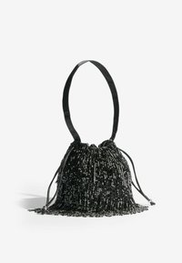 Musta helmistä valmistettu käsilaukku, jossa on nauhakiinnitys, ja jossa on sileä satiinipidike sekä fringet yksityiskohdat alaosassa. Teksturoitu, koristeellinen muotoilu.