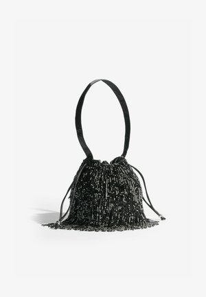 Černá korálková kabelka s stahovací šňůrkou, která má hladkou saténovou rukojeť a třásně na dně. Texturovaný, dekorační design.