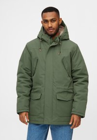 Parka acolchada verde con capucha, que cuenta con dos bolsillos frontales, cordones ajustables y un suave forro interior.