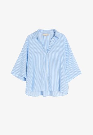 Koszula zapinana na guziki w jasnoniebieskim kolorze z białymi pionowymi pasami; charakteryzuje się luźnym krojem, rozszerzonymi krótkimi rękawami i kołnierzykiem. Miękka faktura materiału.