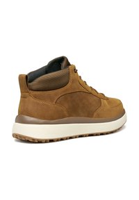 Stivale alla caviglia in suede marrone con una parte superiore in nylon marrone liscia. Presenta una chiusura con lacci, una suola imbottita e una suola in gomma testurizzata per una migliore aderenza.
