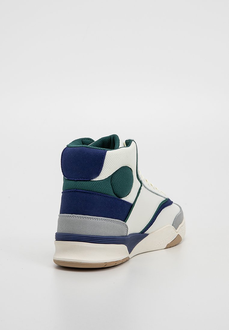 Hochschaft-Sneaker aus einer Mischung aus weißen, grünen, navyblauen und grauen Materialien. Strukturierten Paneele mit kontrastierenden Akzenten und Gummisohle.