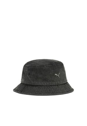 Gorro bucket de mezclilla negra con ala cosida y pequeño logo blanco de Puma en el lateral.