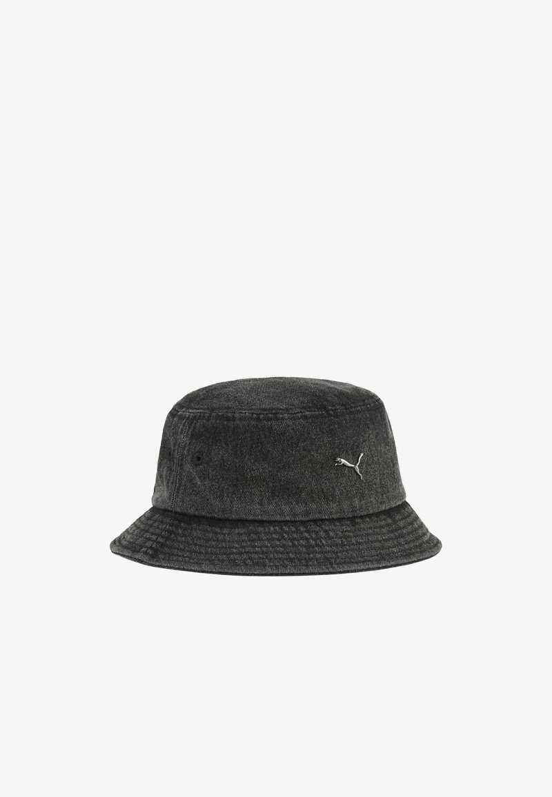 Bob en denim noir avec bordure cousue et petit logo Puma blanc sur le côté.