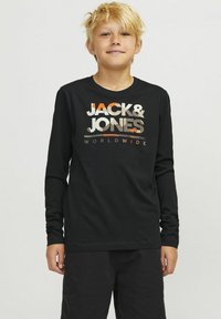 Crna majica dugih rukava sa višebojnom grafikom koja glasi "JACK & JONES WORLDWIDE." Mekana tkanina i opušteni kroj.
