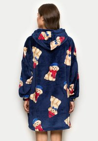 Robo înfășurat cu glugă din fleece moale bleumarin, având model de urși de pluș îmbrăcați în haine roșii și albastre. Mâneci mari și largi pentru confort.