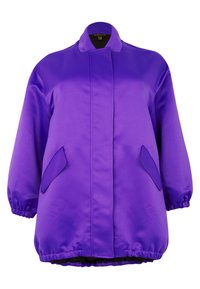 Veste en satin violet avec un col montant, des poignets élastiques et deux poches latérales en biais. Présente une coupe ample et décontractée ainsi qu'une texture lisse.