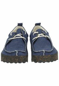 Scarpe in tela blu navy con lacci bianchi, dotate di una suola in sughero ondulata e bordi sfilacciati sulla parte superiore. Leggere e informali.
