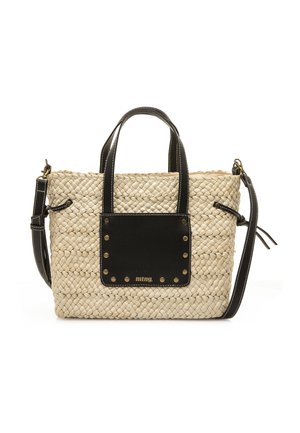 Bolso tote de paja tejido con detalles en cuero negro, dos asas superiores y una correa de hombro desmontable. Cuenta con un panel decorativo negro con tachuelas.
