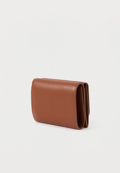 Καφέ δερμάτινο πορτοφόλι με λείο υφή, ορθογώνιο σχήμα και ραμμένες άκρες, διαθέτοντας αναδιπλούμενο σχέδιο και οργανωμένα διαμερίσματα.