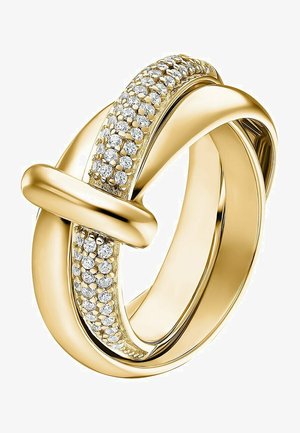 Gouden ring met verstrengelde banden; één band heeft kleine sprankelende stenen langs zijn kromming, waardoor een textuurcontrast ontstaat met het gladde goud.