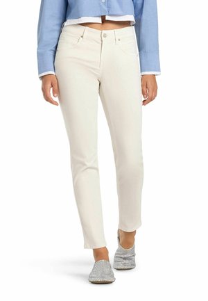 Witte, strakke broek gemaakt van katoenmix met een gladde textuur; voorzien van een ritssluiting en voorzakken. Draagt met zilveren instappers.