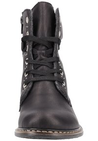 Bottine noire en cuir avec tige texturée, devant à lacets, œillets en métal argenté et fermeture éclair sur le côté. Semelle cousue pour plus de durabilité.