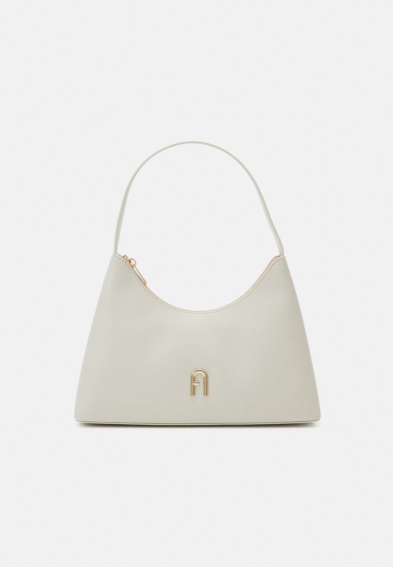 Bolsa hobo en cuero gris claro con parte superior curvada y acentos dorados que presentan un logo minimalista. Cierre de cremallera en la parte superior.