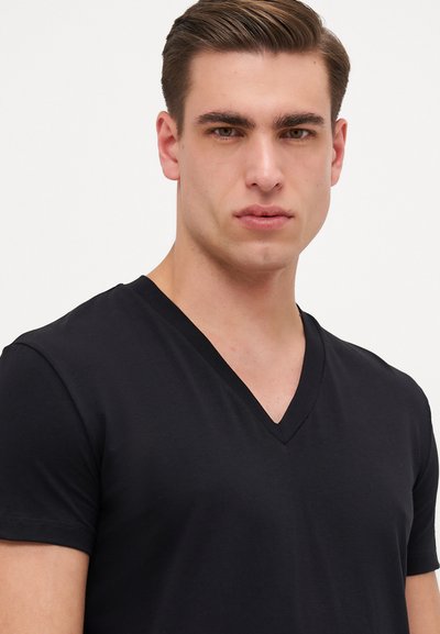 Schwarzes V-Ausschnitt T-Shirt aus weichem Stoff, mit kurzen Ärmeln und taillierter Form. Glatte Textur ohne sichtbare Muster oder Akzente.