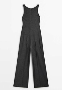 Grijze jumpsuit met een mouwloos ontwerp, wijdbenige pasvorm en een rechte halslijn. Het heeft een centrale ritssluiting aan de achterkant en een gladde stoftextuur.