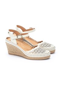 Zapatos de cuña de cuero blanco con detalles florales recortados, plataforma envuelta en yute y correa ajustable en el tobillo con hebilla de metal.