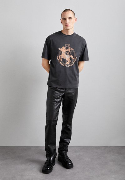 Neil Barrett DROPPED SHOULDER ROCK BAND ZODIAC SAGITTARIUS - Camiseta estampada - black