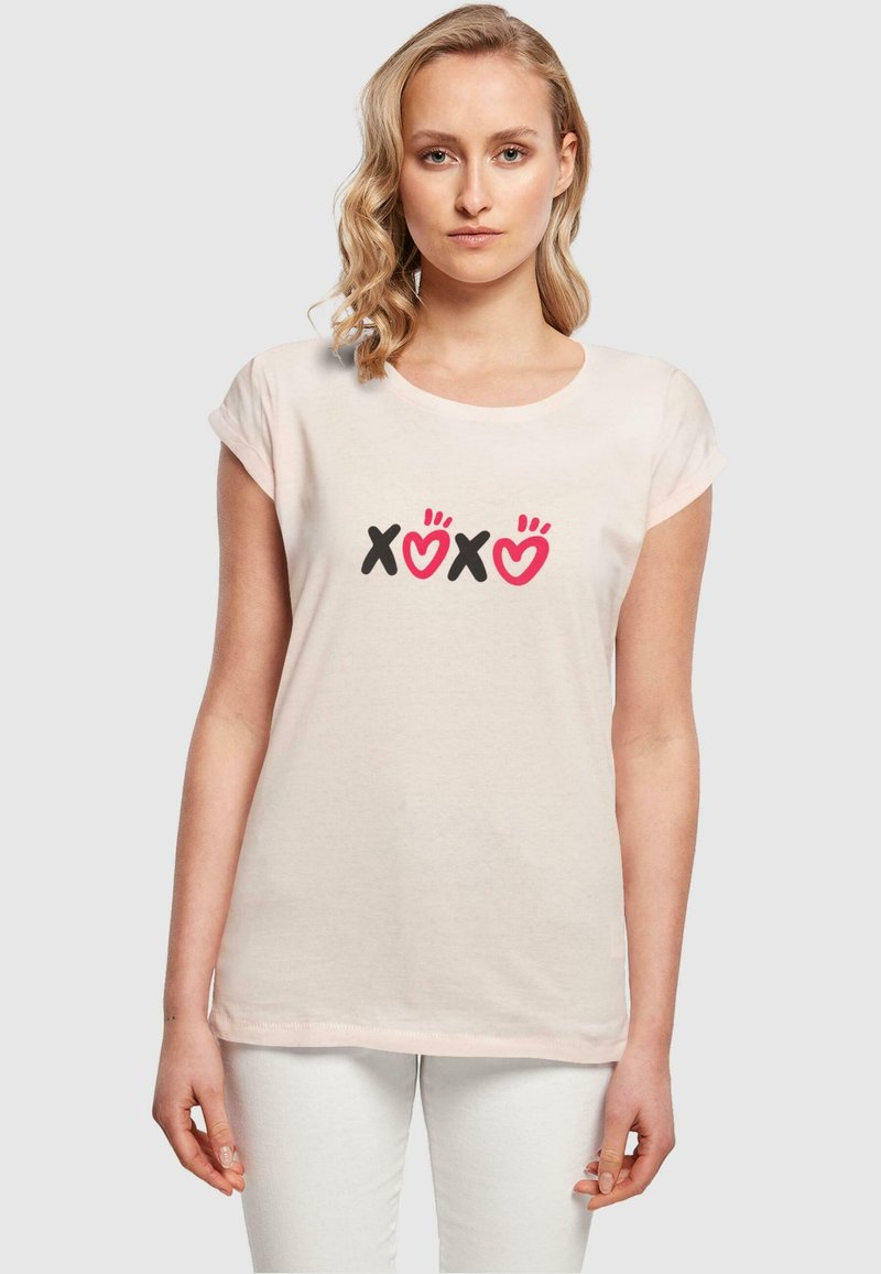 Merchcode VALENTINES DAY - XOXO EXTENDED SHOULDER  - Trükipildiga T-särk - pink