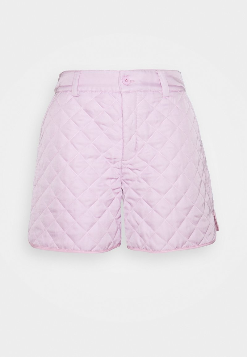 Shorts matelassés rose clair avec fermeture par bouton et zip, passants pour ceinture et motif de couture losangé en diagonale.