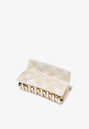 Clutch tas in crème en gouden plastic, met een gestructureerd oppervlak met gouden belletjes en kristallen, een afgeronde bodem en een sluiting met een haak.