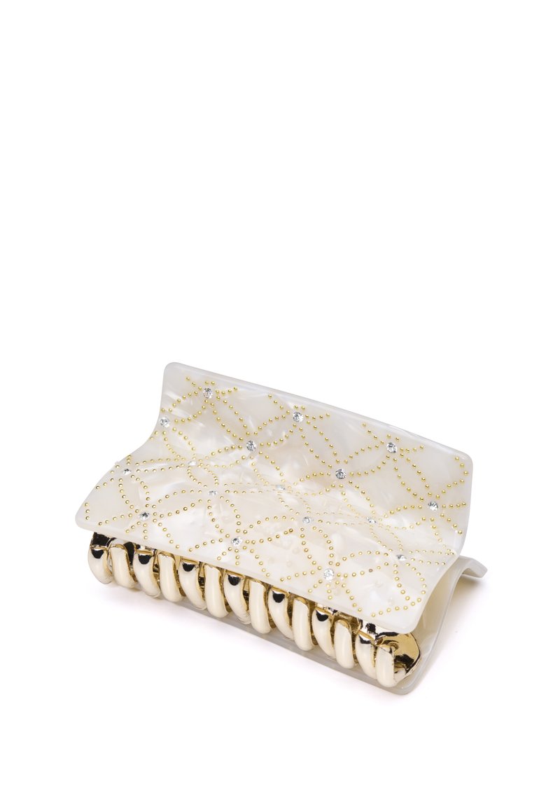 Clutchväska i krämfärg och guldplast, med strukturerad yta som har guldpärlor och kristaller, rundad botten och låsöppning.
