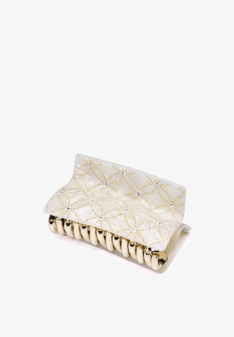 Clutchväska i krämfärg och guldplast, med strukturerad yta som har guldpärlor och kristaller, rundad botten och låsöppning.