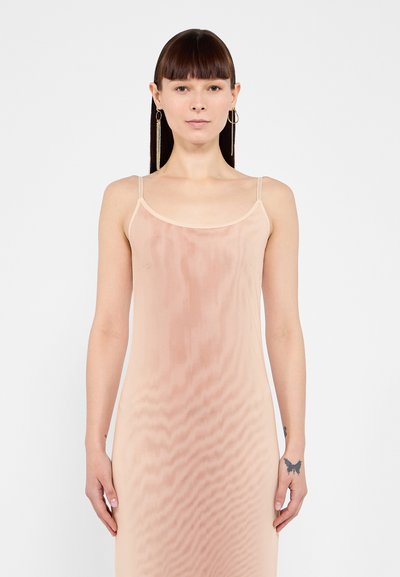 Robe nuisette entièrement en tissu léger et transparent, avec des bretelles spaghetti et une texture légèrement côtelée, tombant jusqu'à mi-mollet.