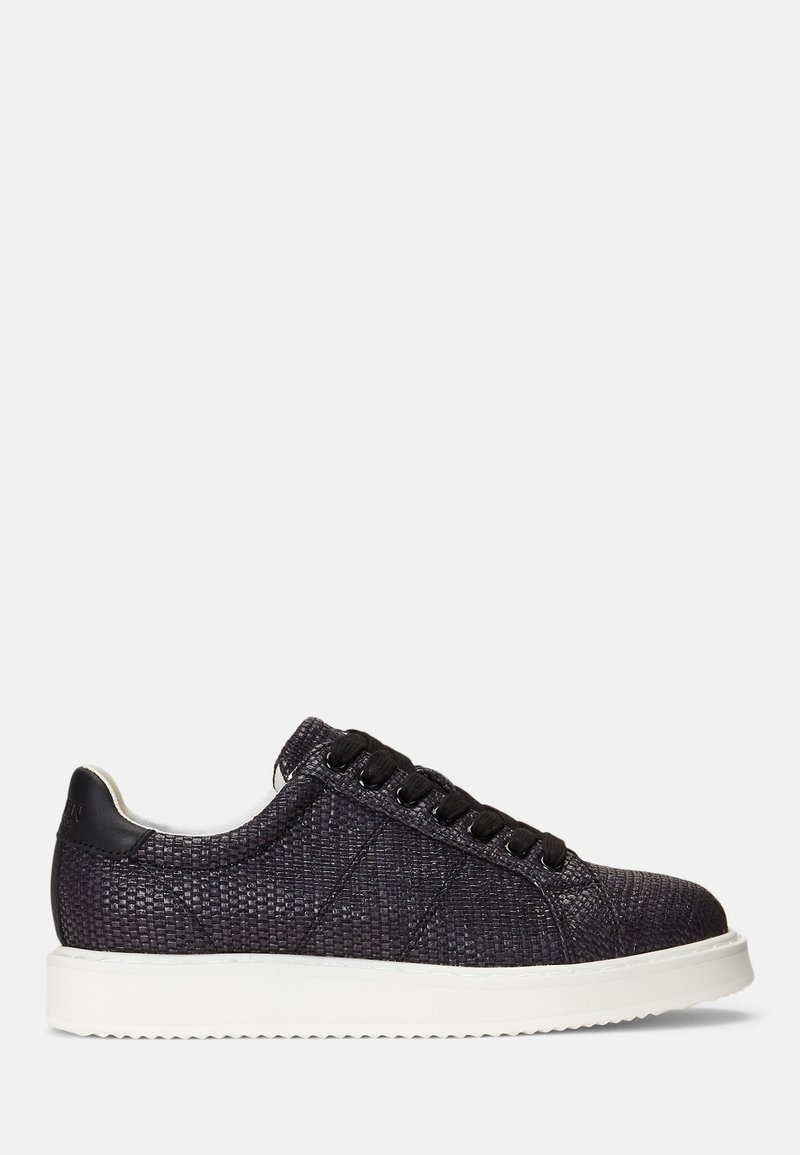 Baskets noires texturées avec un motif tissé, dotées de lacets ronds, d'une semelle en caoutchouc blanc et d'un accent noir au niveau du talon.