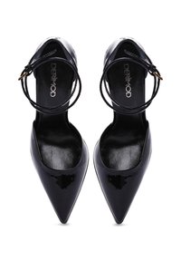 Chaussures à talons hauts en cuir verni noir avec des pointes effilées, des brides de cheville et une surface lisse. Logo imprimé à l'intérieur des chaussures.
