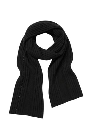 Sciarpa nera a coste in maglia piegata a loop con un’estremità leggermente sovrapposta all’altra, mostrata su sfondo bianco.