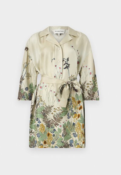 Robe beige à motif floral avec devant boutonné, manches courtes et ceinture assortie à la taille, en tissu satiné.
