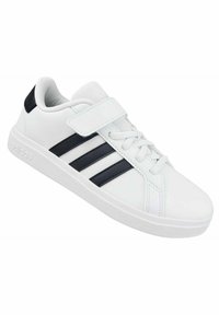 Sneaker bianco con superficie testurizzata, caratterizzato da strisce nere e una fascia in velcro. Punta arrotondata e suola in gomma a profilo basso.