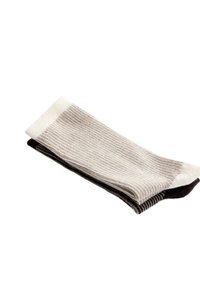 Stivă de două șosete tricotate cu model în relief, una bej cu accente albe și una maro închis, pliate și așezate pe o suprafață albă.