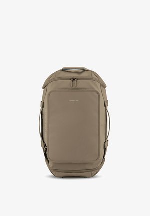 Taupe-farbener, rechteckiger Hartschalenkoffer mit oberem Griff, vorderer Reißverschlusstasche, seitlichen Griffen und Kapten & Son-Branding vorne und an der Seite.