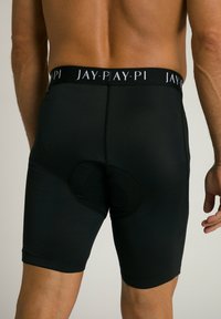 Černé boxerky s přiléhavým střihem, se strukturovaným povrchem, kulatým výřezem a elastickým pasem s nápisem "JAY-PAY-PI."
