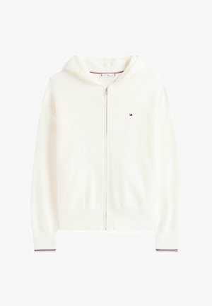 Weißer Reißverschluss-Hoodie aus weichem Stoff, mit einer geräumigen Kapuze, gerippten Bündchen mit roten und blauen Streifen und einem kleinen Logo auf der Brust.