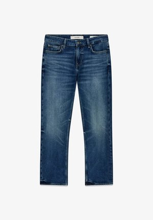 Vaqueros de mezclilla azul oscuro con corte recto, detalles desgastados y diseño tradicional de cinco bolsillos, con cierre de cremallera y botón.