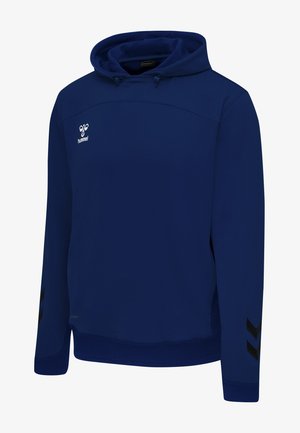 Hoodie bleu marine avec cordon de serrage, logo sur la poitrine et accents en chevron noir sur les manches. Tissu doux avec une texture intérieure.