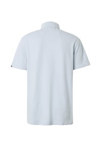 Polo bleu clair à manches courtes vu de dos avec un col classique sur fond blanc.