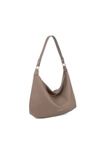 Borsa a spalla in pelle di un taupe chiaro, con una texture liscia, forma curva del corpo e un accento in metallo dorato sulla parte anteriore.